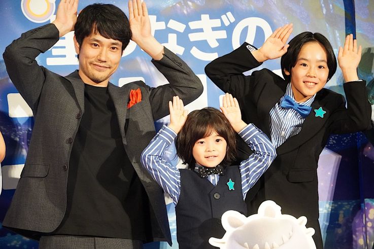 ディズニー＆ピクサー作品に初参戦が発表された松山ケンイチ、子役たちと一緒にポーズ！