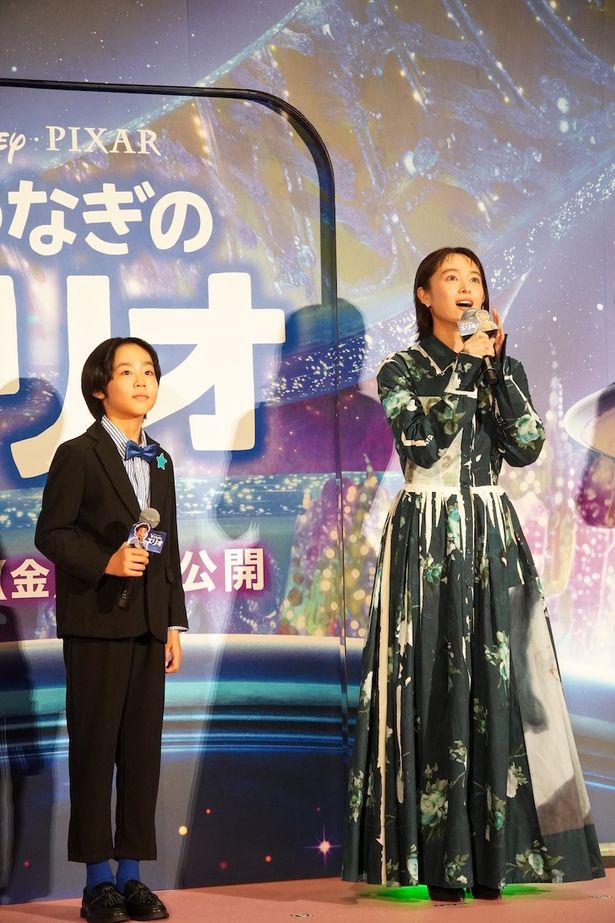 【写真を見る】清野菜名、美しい花が舞い散るようなドレスで登場