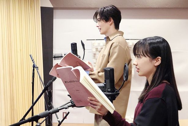 芦田と岡田によるアフレコの様子
