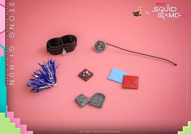 ゲーム類など付属品も充実(「【テレビ・マスターピース】『イカゲーム』1/6スケールフィギュア ソン・ギフン」)