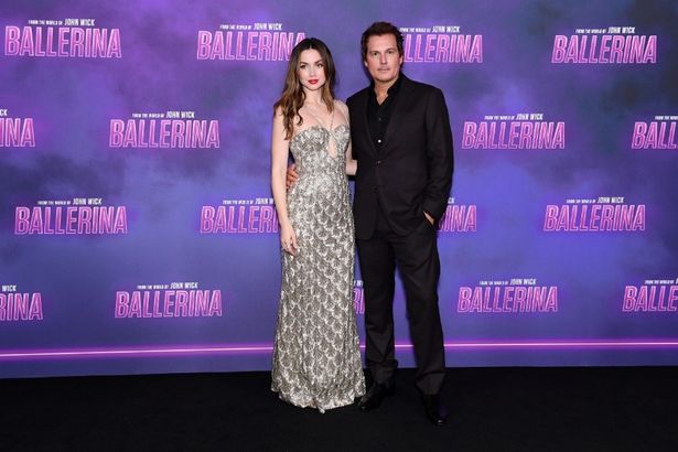 【写真を見る】アナ・デ・アルマスとレン・ワイズマン監督