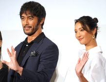 映画『キャンドルスティック』初日舞台挨拶に登壇した阿部寛＆菜々緒