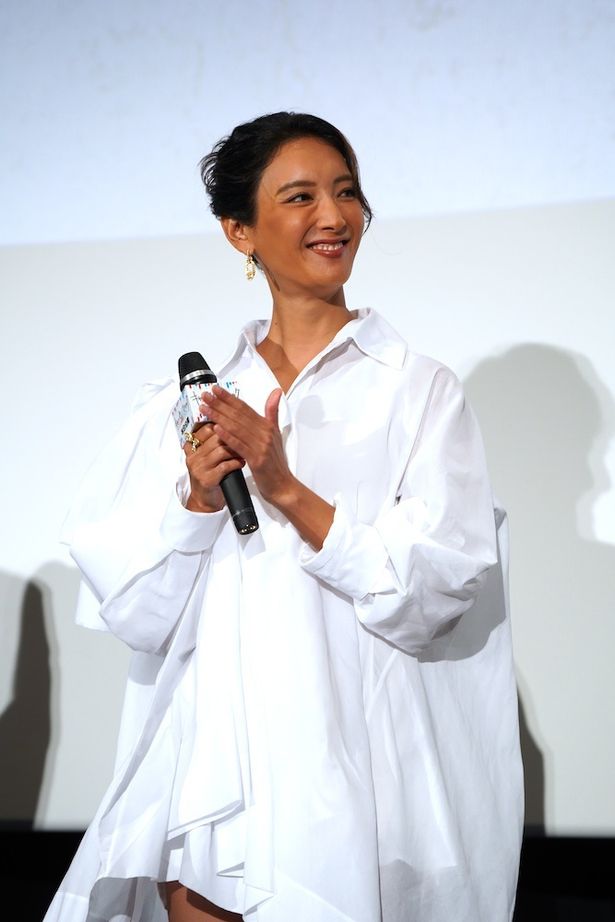 阿部演じる野原の恋人で、共感覚を持つ杏子を演じた菜々緒