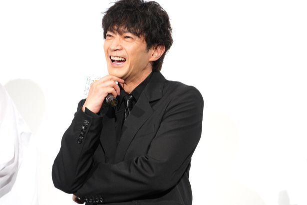 【写真を見る】はじける笑顔を見せた津田健次郎