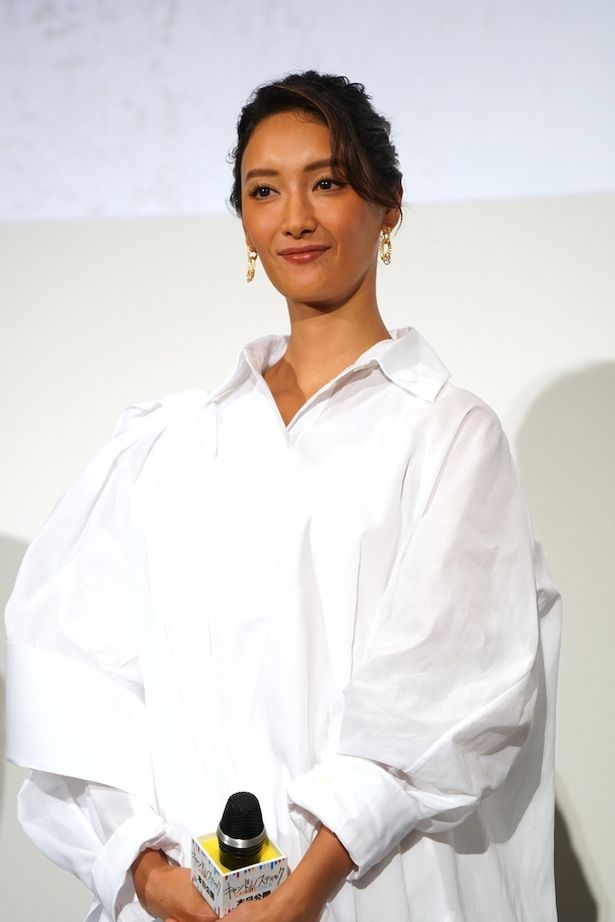時折、観客に手を振る場面もあった