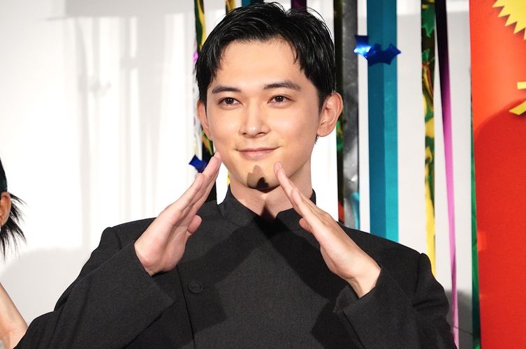 吉沢亮、『ババンババンバンバンパイア』公開をくす玉でお祝い！「全力でコメディをやった」と笑顔