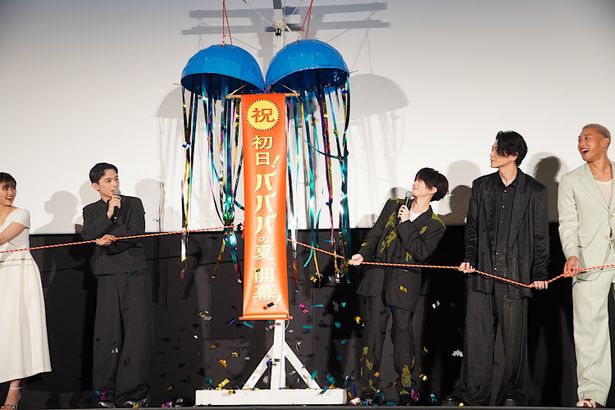 くす玉を割って初日をお祝い！