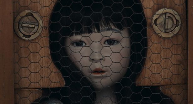 箱の「金網越しに見える顔」は、矢口監督の幼少期の記憶のイメージによるもの!?