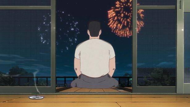 縁側に座り花火を見上げる阿久津