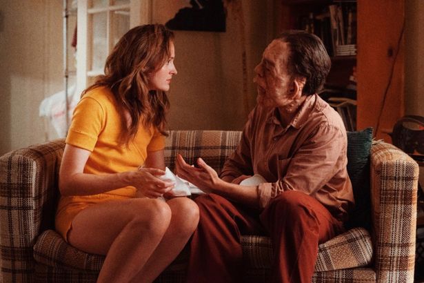 『顔を捨てた男』で隣人のイングリッド役にレナーテ・レインスヴェ