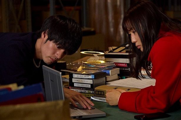 【写真を見る】失踪した編集者の行方を追っていく千紘(菅野美穂)と小沢(赤楚衛二)