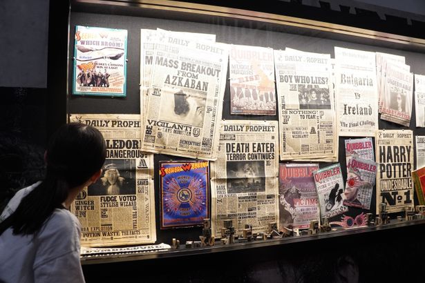  劇中で一瞬しか映らない新聞や手紙にも、しっかりとストーリーや背景が込められている