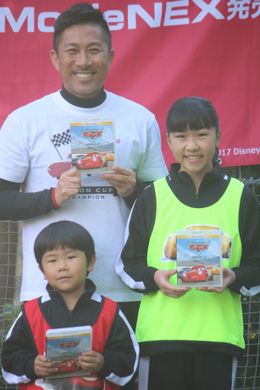 『カーズ/クロスロード』のイベントに登壇した前園真聖と子役の鈴木夢＆鈴木楽