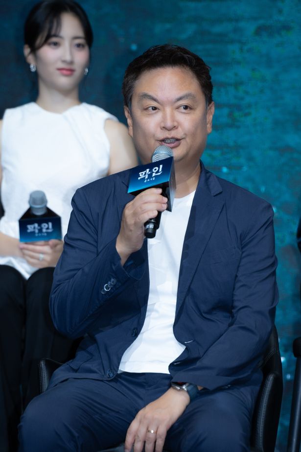 「70年代の再現と、キャラの欲望と思惑でストーリーがどう動くかが見どころ」と語るカン・ユンソン監督