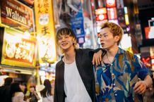 北村匠海が綾野剛にナイフを突きつける『愚か者の身分』場面写真公開、フォトカード付きムビチケも