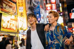 北村匠海が綾野剛にナイフを突きつける『愚か者の身分』場面写真公開、フォトカード付きムビチケも