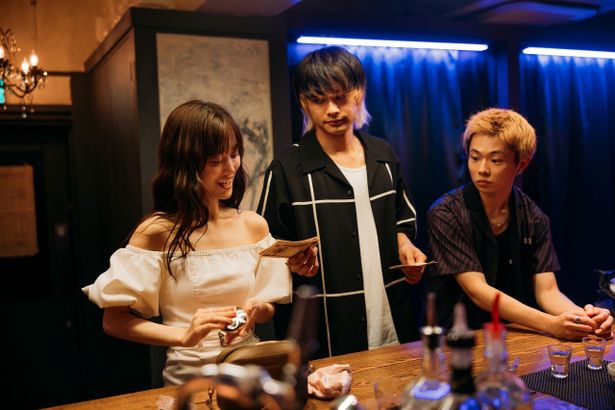 闇ビジネス仲間の希沙良(⼭下美⽉)が、タクヤとマモル(林裕太）とともに祝杯をあげる