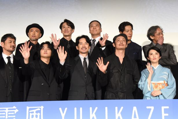 カメラに向けて手を振る竹野内豊、玉木宏らキャストたち