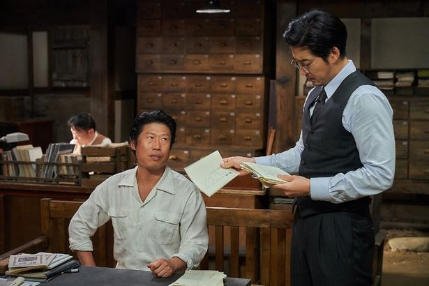 手段を選ばずに生きてきたキム・パンスがひょんな縁から辞書作りの手伝いをすることに(『マルモイ　ことばあつめ』)