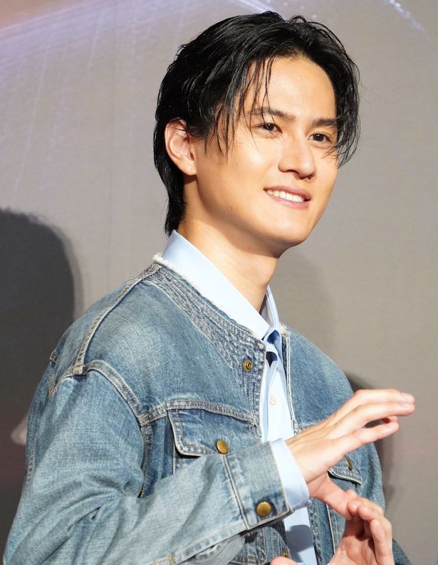 【写真を見る】武内駿輔も笑顔でSポーズを披露