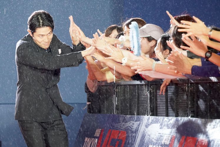 鈴木亮平、劇場版『TOKYO MER』雷雨のカーペットイベントでファンに感謝のハイタッチ！「天が祝砲を鳴らしてくれている」