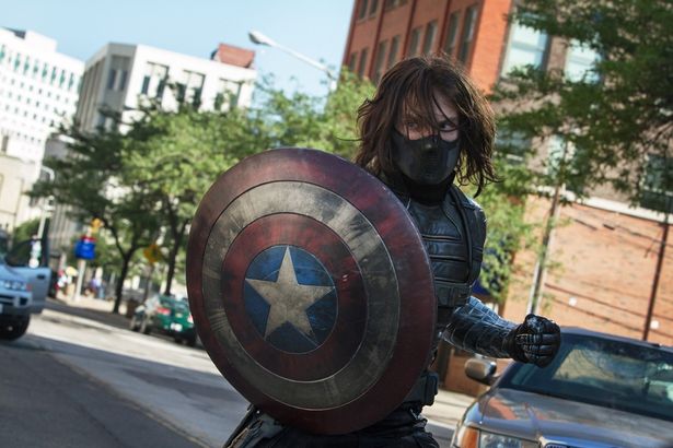 キャプテン・アメリカの前に暗殺者ウィンター・ソルジャーとして立ちはだかる(『キャプテン・アメリカ ウィンター・ソルジャー』)