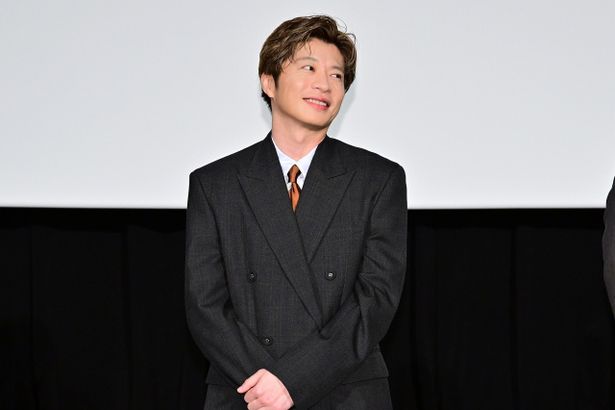【写真を見る】笑顔を見せた、構成作家・小室健作役の田中圭