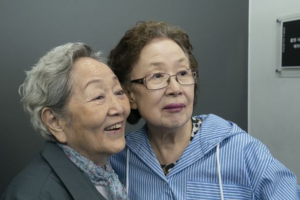 【写真を見る】往年の二大女優、ナ・ムニ、キム・ヨンオクが魅せる“友情”の素晴らしさに胸が熱くなる