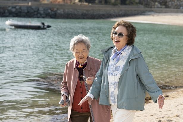 ウンシムと親友のグムスンは60年ぶりに“宝島”と呼ばれる故郷、南海に帰ってくる