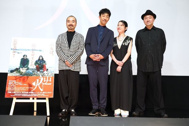 寄り添うような仕草を見せる北村と円井