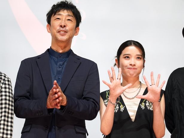 【写真を見る】共演シーンの撮影では「和やかトーク」で盛り上がったという北村有起哉と円井わん