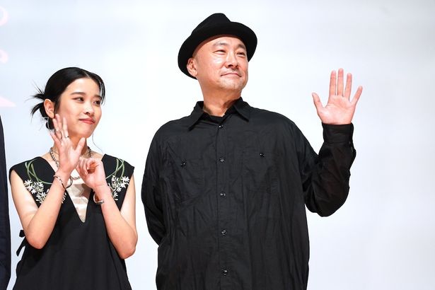 声援に手を振って応えていた