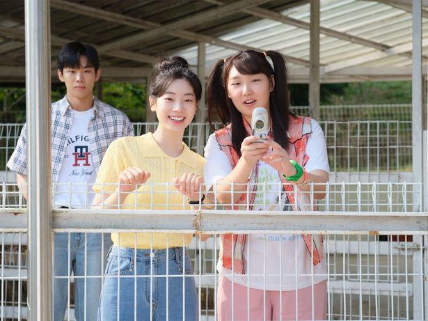 ソナ(ダヒョン)の親友ジス(キム・ミンジュ)はダンスが好きで、とにかく流行には目がないキャラクター