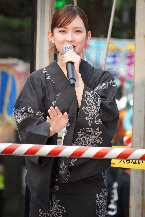 畑芽育もお祭りに駆けつけ、楽しそうな笑顔！