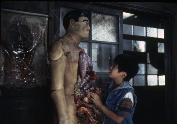 子どもたちのあいだで広まっていた怖いウワサを特撮満載で見事に映像化した