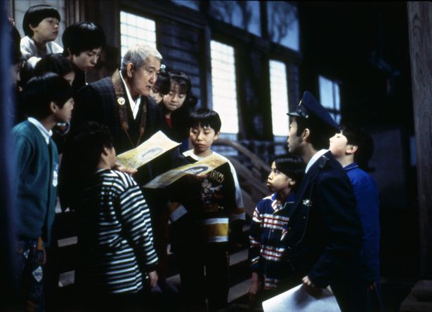 田舎の寺に合宿に来た都会の小学生たちが、地元の小学校で大騒動に巻き込まれる！