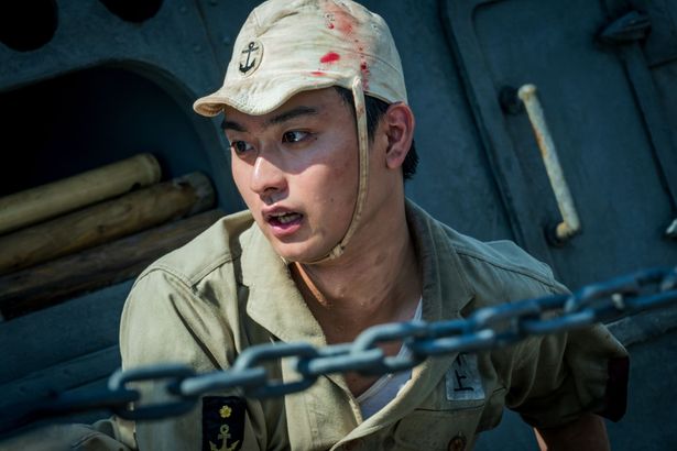 奥平大兼演じるのは沈没した巡洋艦から海に投げ出され、早瀬に命を救われた過去をもつ井上