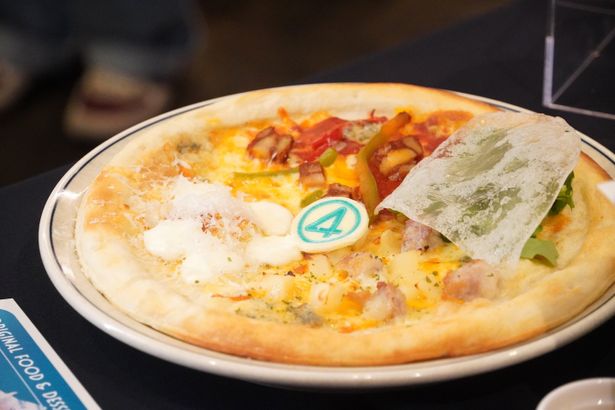 4人の能力を想像しながら食べるのもおいしい！(ピザはカットした状態で提供)