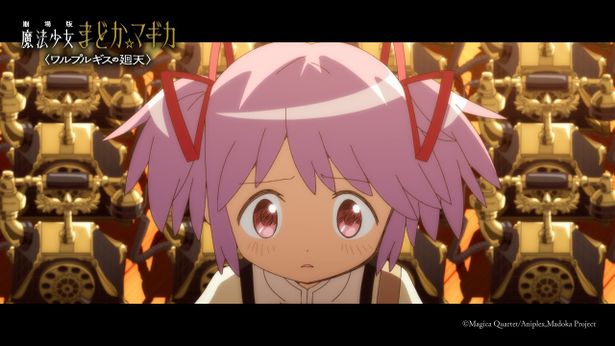 無数に並ぶ電話の前に立つ鹿目まどか(声：悠木碧)