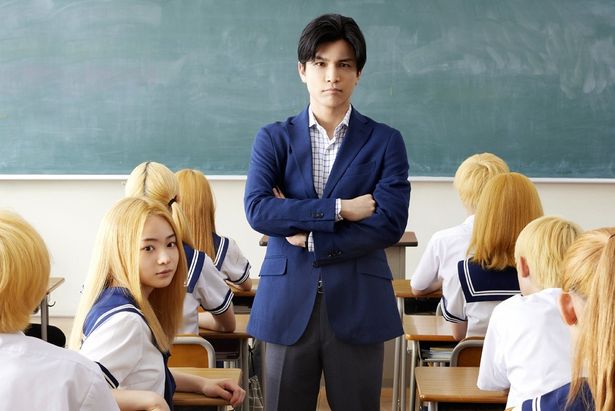 【写真を見る】岩田剛典演じるイタい中学校教師が生徒たちの金髪デモに翻弄される
