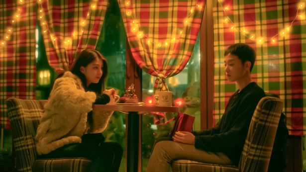 ソウルのカフェで静かに向き合うソルとスアンを切り取った場面写真