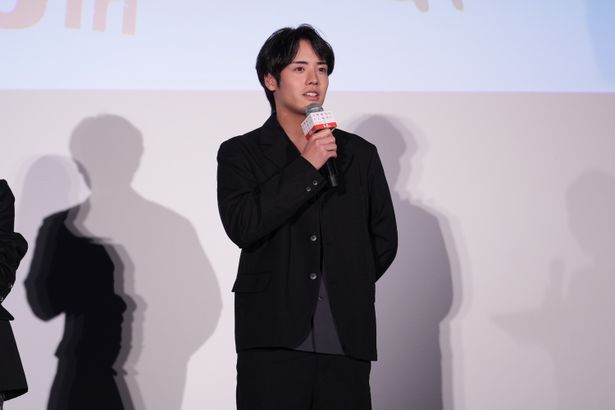 雑誌編集者・小沢役を演じた赤楚