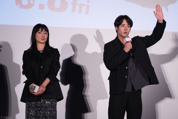 来場者にどこから来たのか質問する赤楚