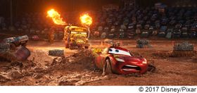 泥だらけの8の字サーキット“クレイジー・エイト”でマックィーンは大ピンチ！