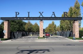カリフォルニア州の広大な敷地に建てられたピクサー・アニメーション・スタジオ。入口からオフィスまで並木道が続いている