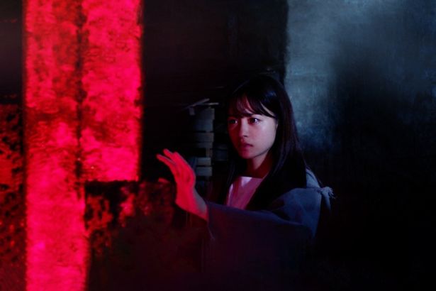 【写真を見る】神秘的な光を放ち謎に包まれた“赤い石”に手をかざす明日香