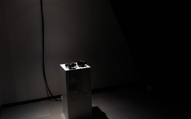 会場の片隅に置かれたヘッドフォン。聴覚を刺激する展示も
