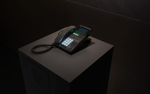 ポツンと置かれた電話機。いったいなんの“恐怖心”をあらわしているのか