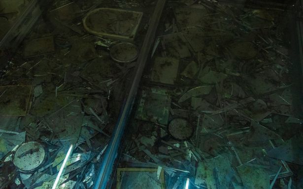 割れた鏡が敷き詰められた透明のステージも、実際に上ることができる