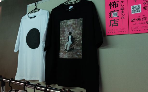 Tシャツは全部で6種類。梨は白地に黒丸のシンプルなデザインのTシャツを自費で購入したとか